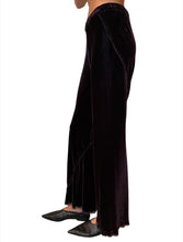 Load image into Gallery viewer, Milano Short Pants 7-150 Silk Velvet
