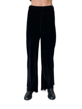 Load image into Gallery viewer, Milano Short Pants 7-150 Silk Velvet
