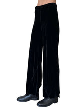 Load image into Gallery viewer, Milano Short Pants 7-150 Silk Velvet
