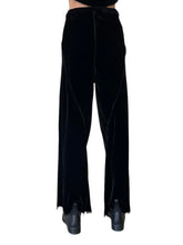 Load image into Gallery viewer, Milano Short Pants 7-150 Silk Velvet
